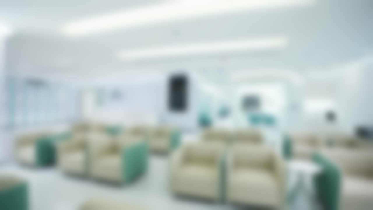 {成都团圆口腔医院（高新院区）路屹简介：副主任医师，专精半全口即速戴等高难度种植